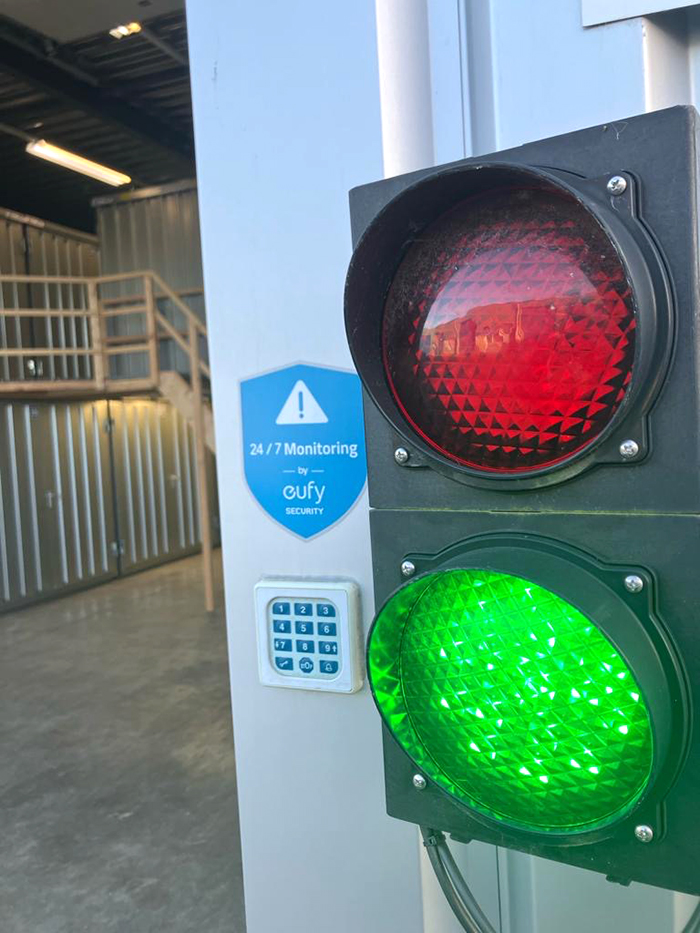 Via een code activeer je een slot en kan je bij groen stoplicht naar binnen