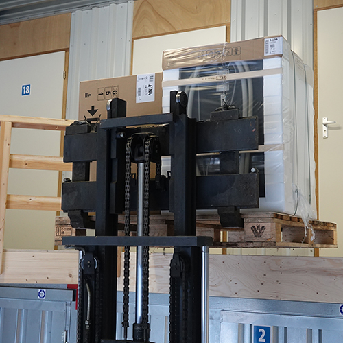 M.b.v. een heftruck worden uw spullen makkelijk naar boven gebracht